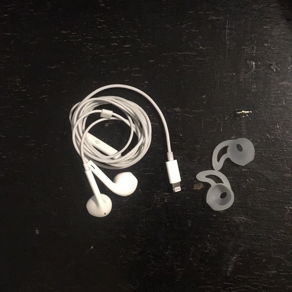 Apple earphones - Picture 1 of 2